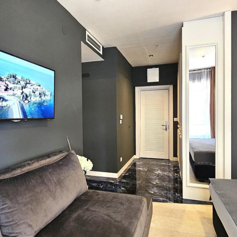 Royalis Suites Rafailovici - Beachfront Sea View Apartments - Double Room with Mountain View - 1