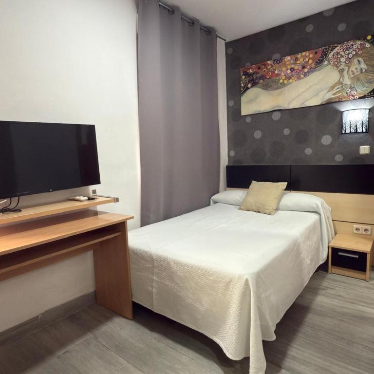 Hostal Falfes - Superior Single Room with Private Bathroom - 4