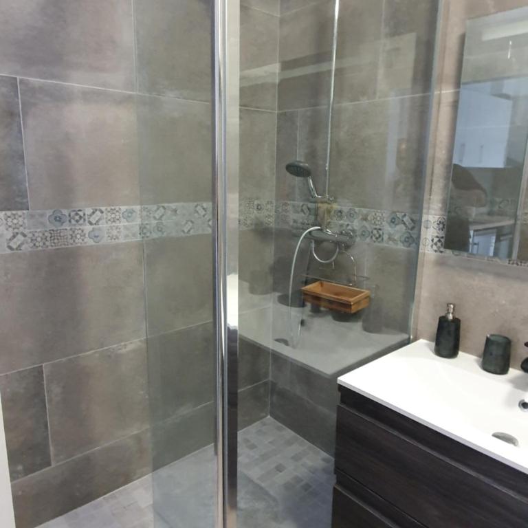 Golden Triangle Attic - Elegant Retreat with WiFi near George V - One-Bedroom Apartment - 5