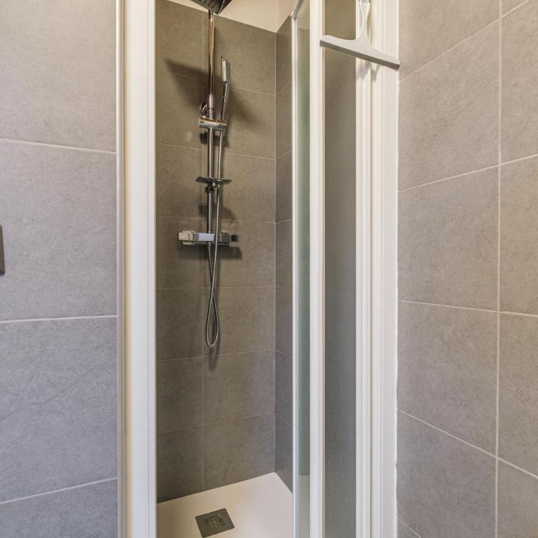 Modern Loft - 2 min Metro M1, 15 min Duomo - Appartamento con 1 Camera da Letto - 16