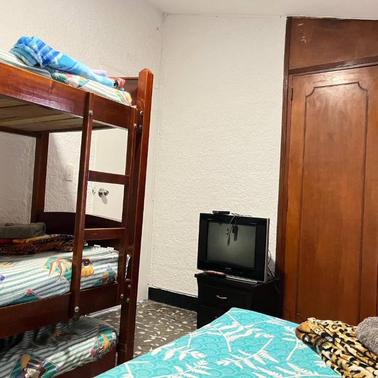 Hostal Monarca - Quadruple Room - 5