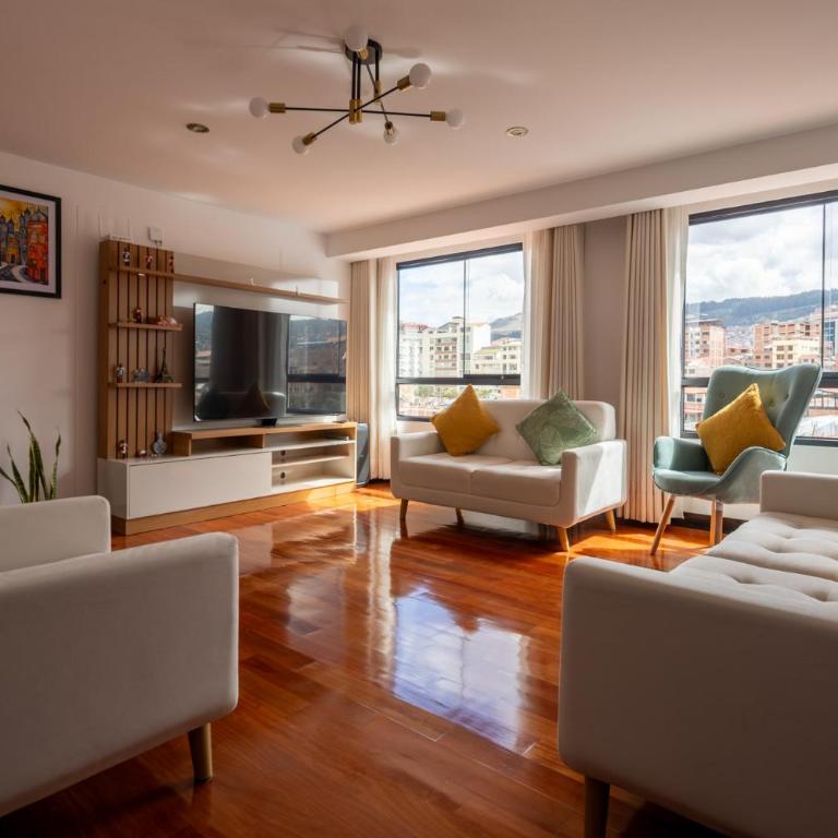 Modern apartment - 10 Min to City Center - Three-Bedroom Apartment with Mountain View - 1