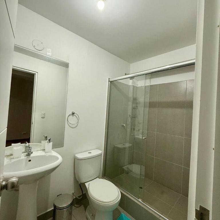 Alojamiento privado cerca del centro y aeropuerto - Three-Bedroom Apartment - 2