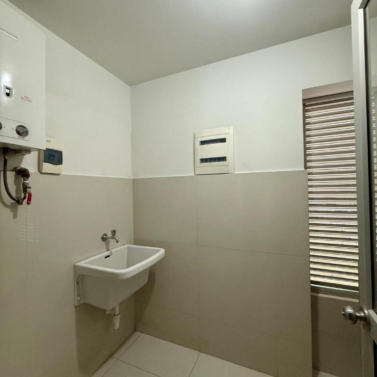 Alojamiento privado cerca del centro y aeropuerto - Three-Bedroom Apartment - 4