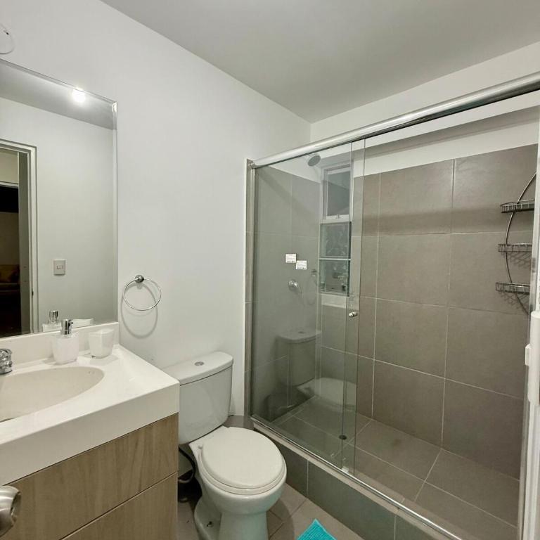 Alojamiento privado cerca del centro y aeropuerto - Three-Bedroom Apartment - 8