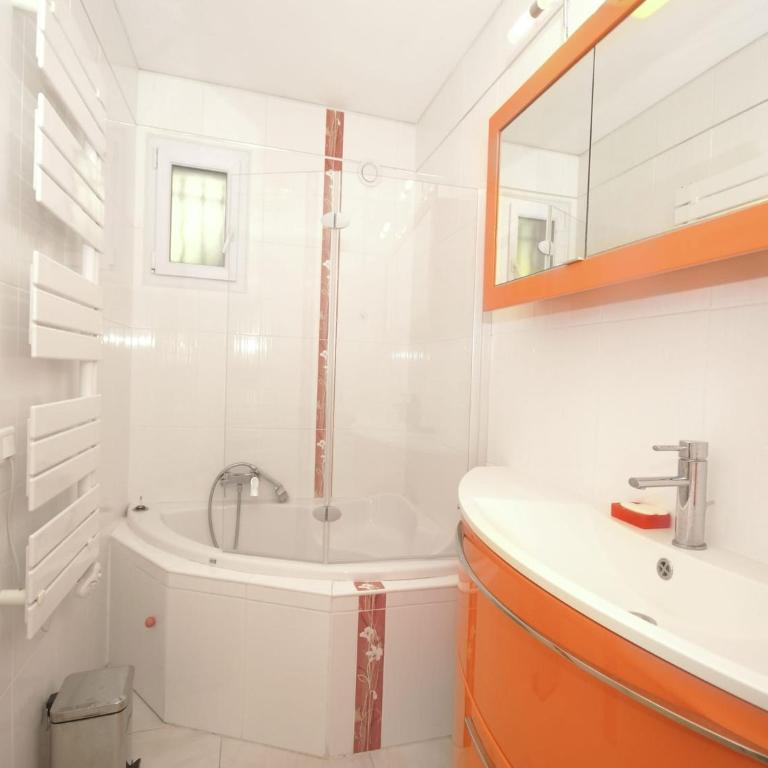 Holiday Home in Carqueiranne by the Sea - Maison de Vacances 2 Chambres - 17