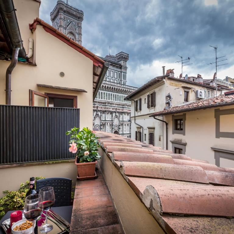 Hotel Duomo Firenze - Camera Matrimoniale Classic con Balcone e Vista Parziale - 1