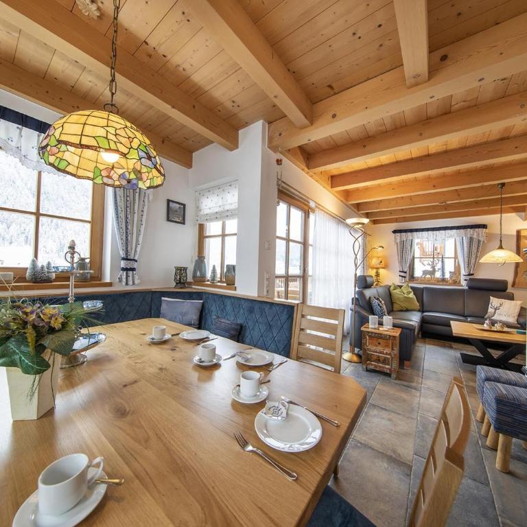 Sunlit Alpine Chalet Stay - Maison de Vacances 4 Chambres - 12