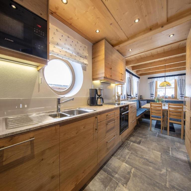 Sunlit Alpine Chalet Stay - Maison de Vacances 4 Chambres - 14