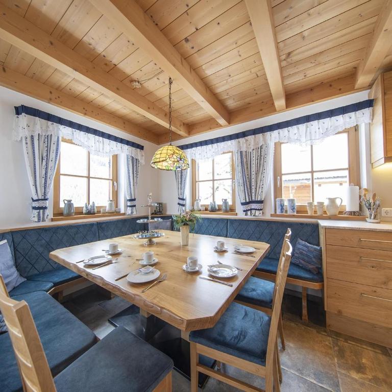 Sunlit Alpine Chalet Stay - Maison de Vacances 4 Chambres - 11