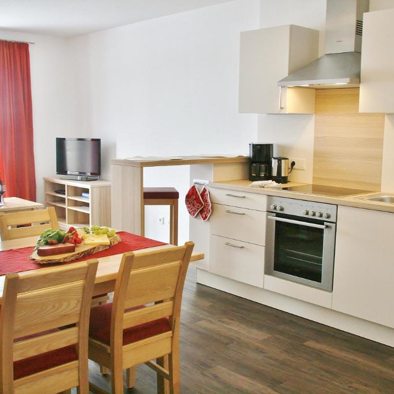 Seehotel und Appartements Schnöller - Familienzimmer mit Balkon - 2