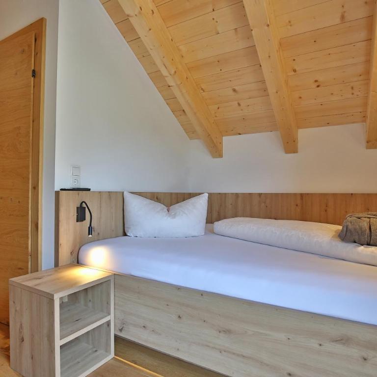 Burgstadl Aparthotel & Restaurant - Zimmer mit Queensize-Bett und Balkon - 1