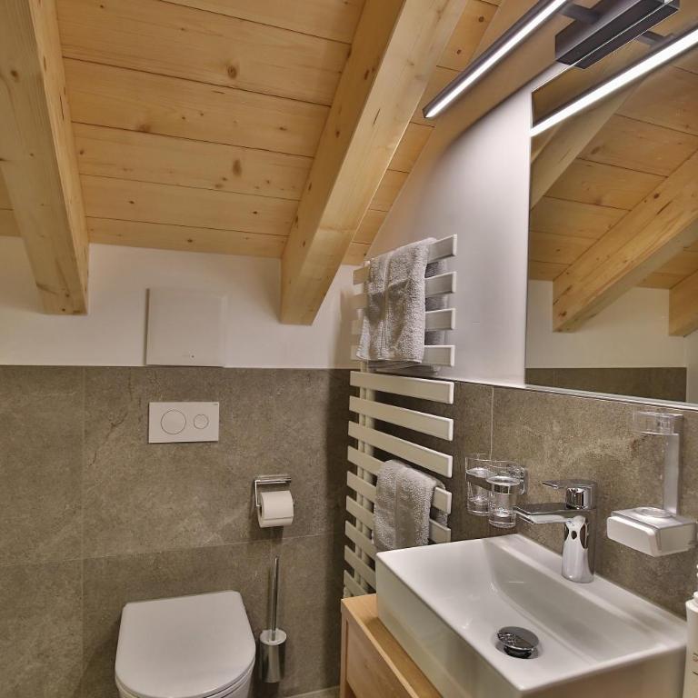 Burgstadl Aparthotel & Restaurant - Zimmer mit Queensize-Bett und Balkon - 4
