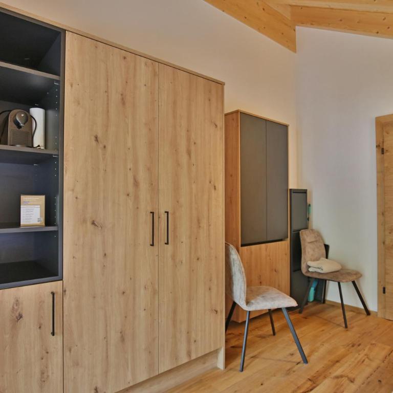 Burgstadl Aparthotel & Restaurant - Zimmer mit Queensize-Bett und Balkon - 3