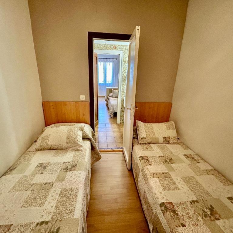Hostal Estació - Habitación Cuádruple Clásica - 4
