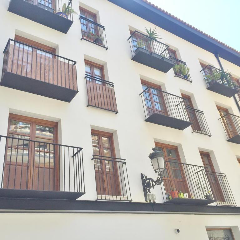 Superb Central Market Apt - Two-Bedroom Apartment with Balcony - 17