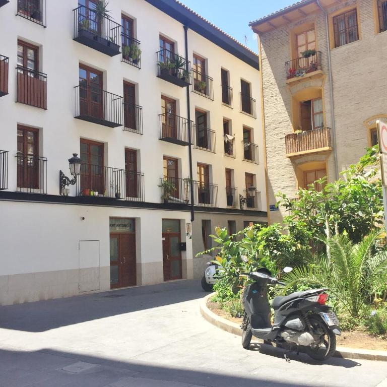 Superb Central Market Apt - Two-Bedroom Apartment with Balcony - 18