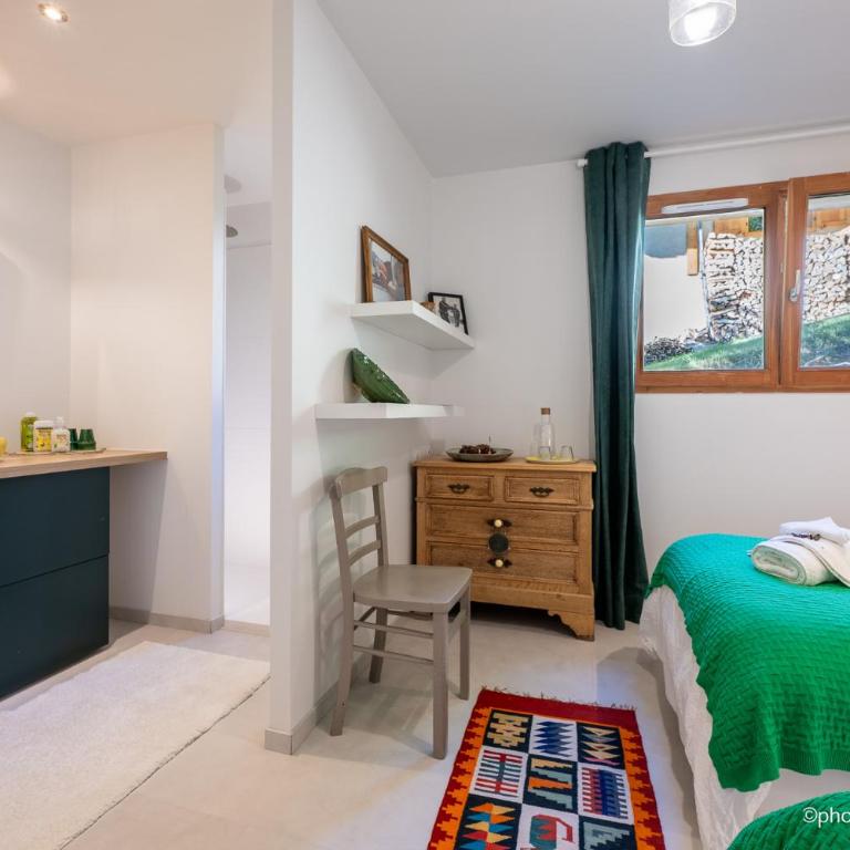 Maison Outhera - Chambre d'hôtes - Chambre Double ou Lits Jumeaux avec Salle de Bains Privative - 4