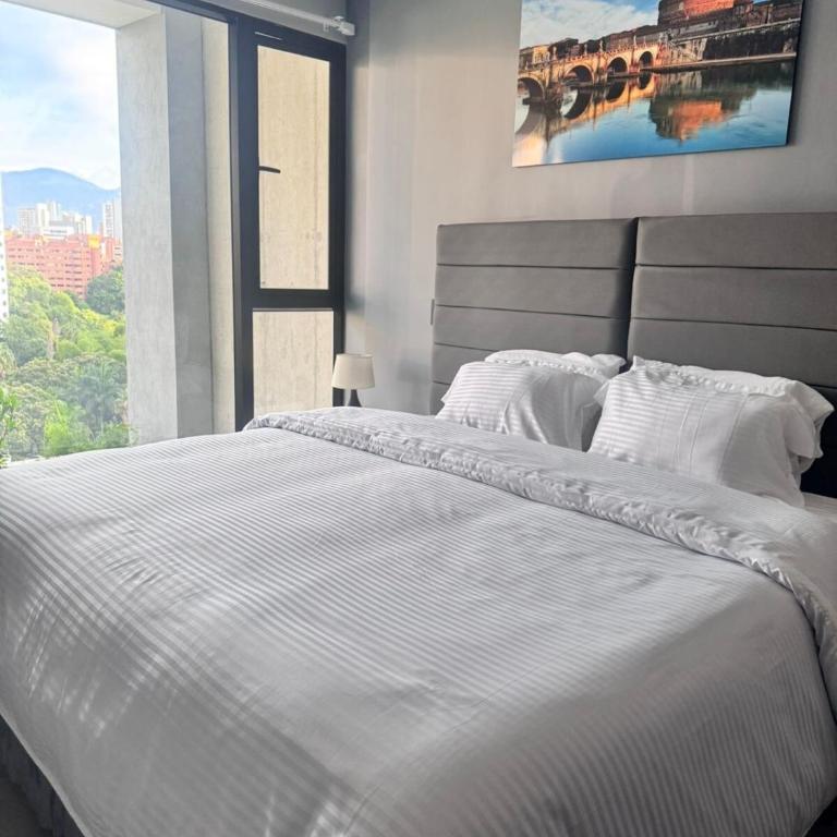 Luxury Poblado Apt Patio Bonito Brand New! Modern - Two-Bedroom Apartment with Balcony - 9