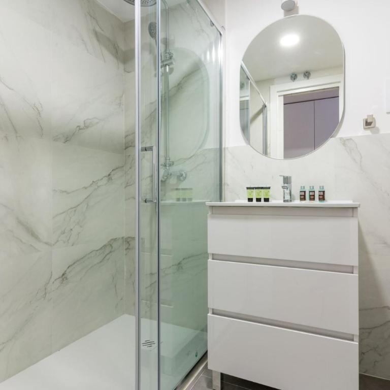 Modern and wide- 3Bd 25 Bth- Plaza Castilla - Three-Bedroom Apartment - 21
