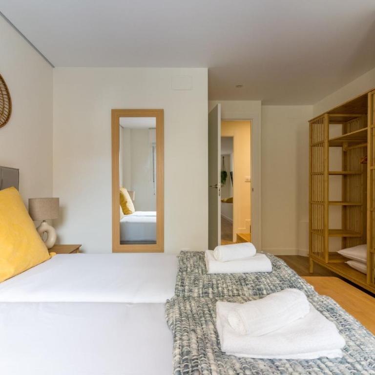 Modern and wide- 3Bd 25 Bth- Plaza Castilla - Three-Bedroom Apartment - 25