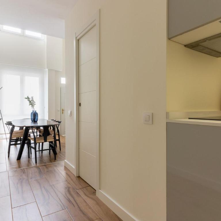 Modern and wide- 3Bd 25 Bth- Plaza Castilla - Three-Bedroom Apartment - 36