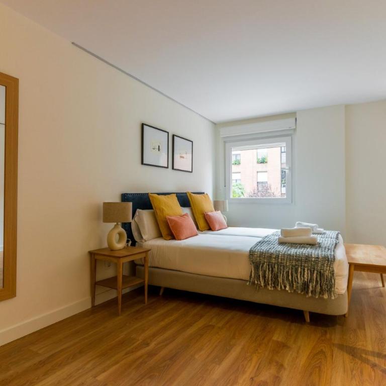 Bright and cozy- 1D 1B- Plaza Castilla - One-Bedroom Apartment - 22