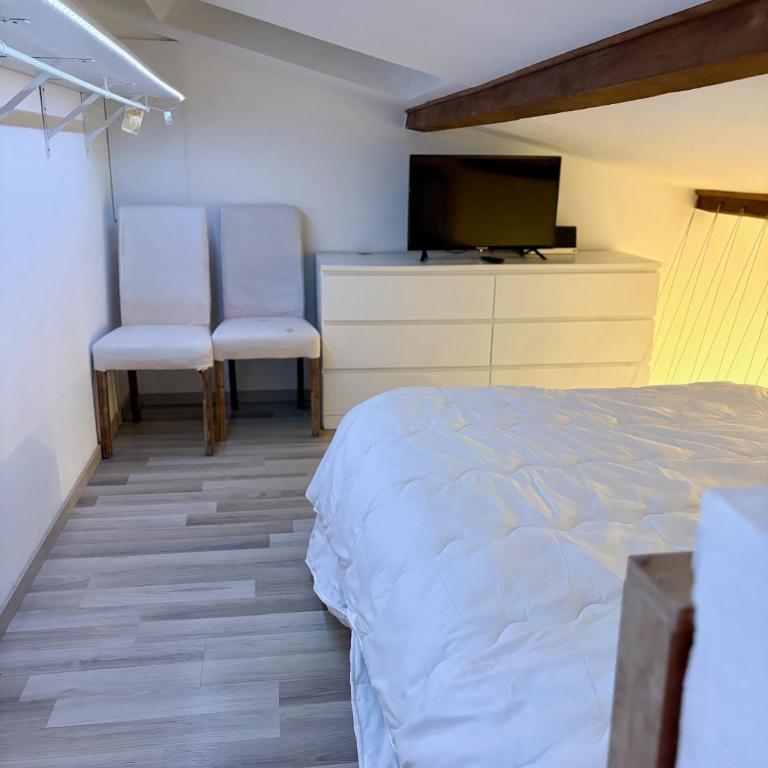 L'ESTANÒT est un charmant T2 de 45 M2 équipé d'une chambre en mezzanine ouverte et d'un vrai lit en 140 dans un large salon, une cuisine équipée, un parking privé, proche du centre thermal et des commerces - Apartment mit 1 Schlafzimmer - 8