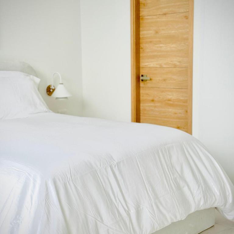 Modern Beach Retreat Luxury Feel - One-Bedroom Apartment - 7
