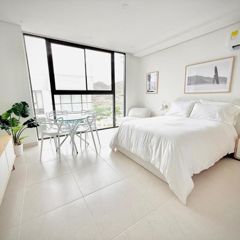 Modern Beach Retreat Luxury Feel - One-Bedroom Apartment - 16