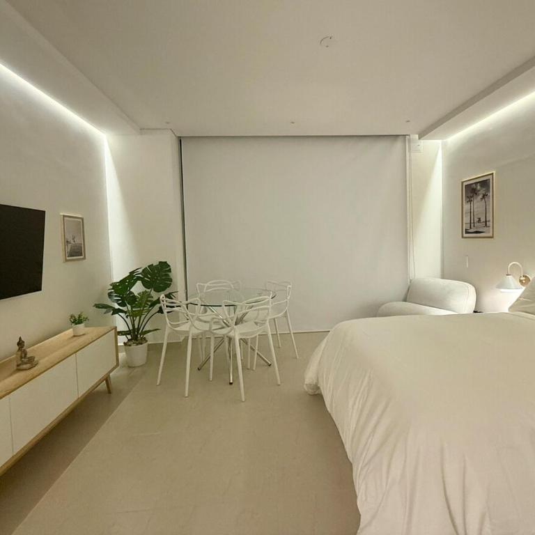 Modern Beach Retreat Luxury Feel - One-Bedroom Apartment - 19