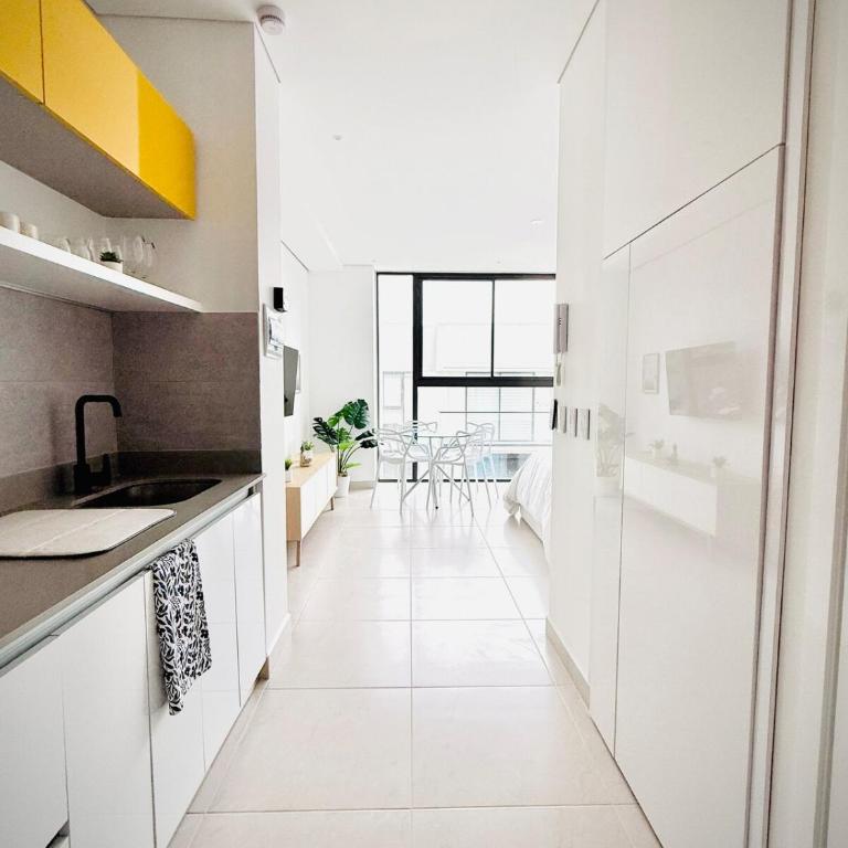 Modern Beach Retreat Luxury Feel - One-Bedroom Apartment - 24