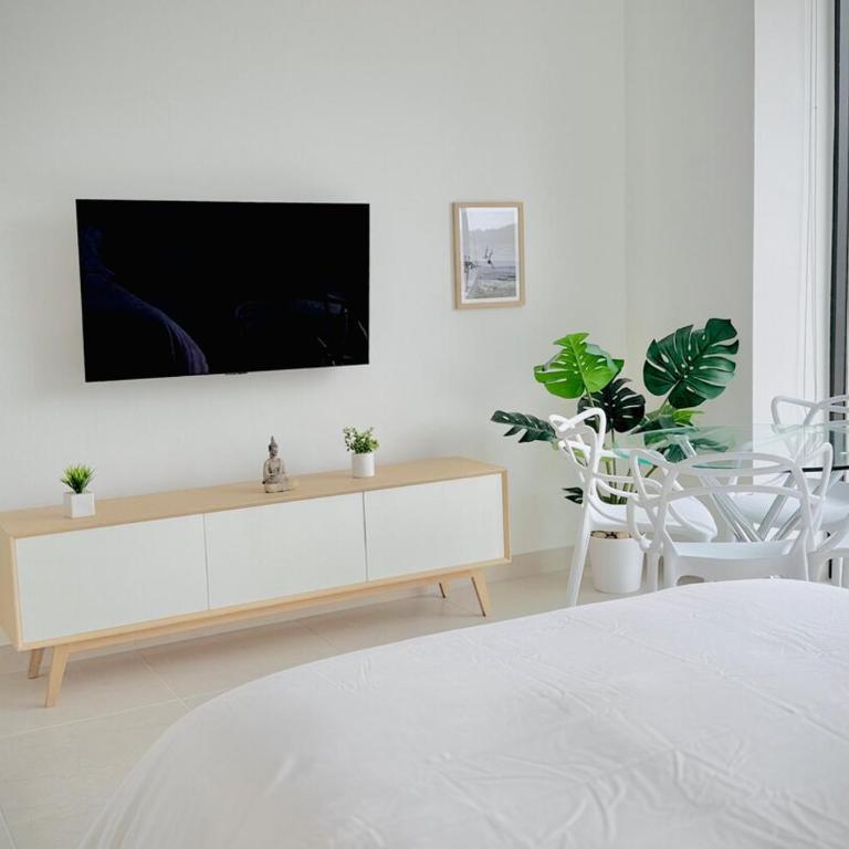 Modern Beach Retreat Luxury Feel - One-Bedroom Apartment - 38