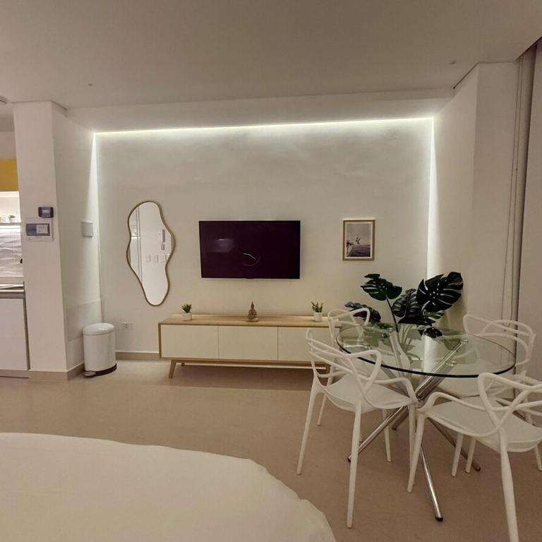 Modern Beach Retreat Luxury Feel - One-Bedroom Apartment - 44