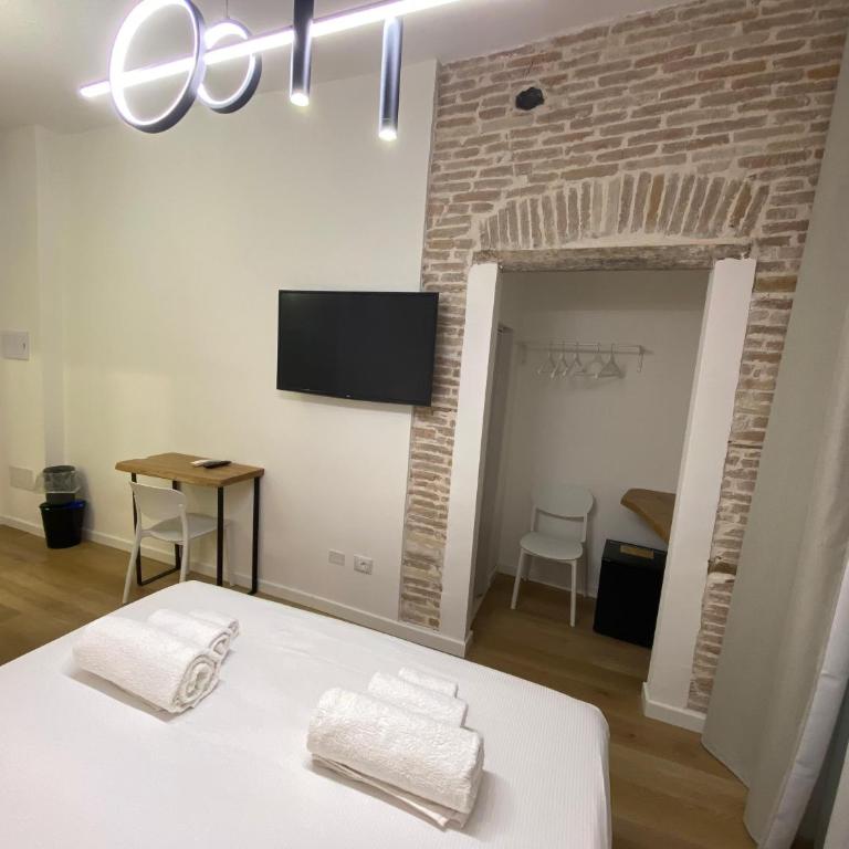 Palazzo Cavour Rooms & Breakfast - Camera Matrimoniale Deluxe con Balcone - 4