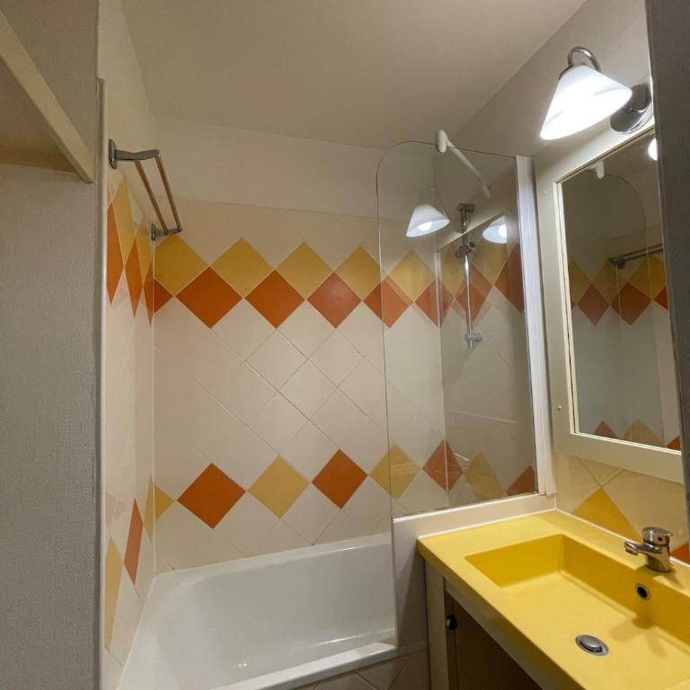 Ville et plage a pied, air conditionné et parking privé, Baie de St Tropez - Apartment mit 1 Schlafzimmer - 8
