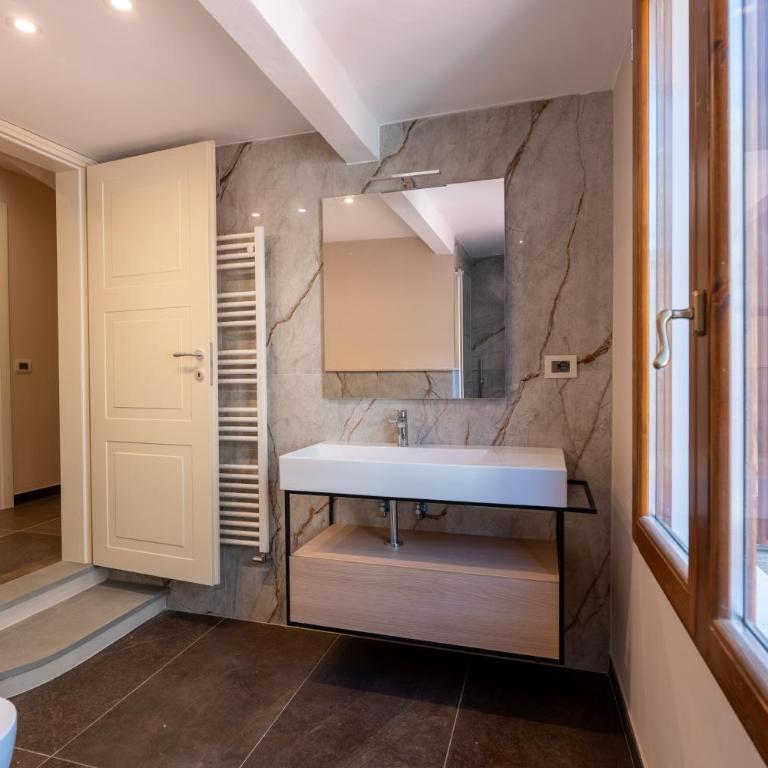 Florence Dome Rooms - Camera Familiare con Bagno Privato - 8