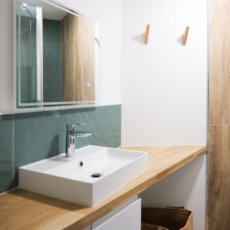 Studio entièrement rénové avec patio - 2 personnes - Studio - 9
