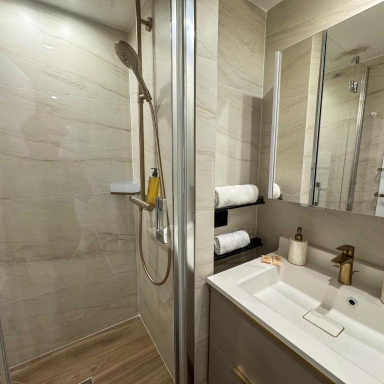 LUXURY EQUINOX 3 Bedrooms - Apartment - 35