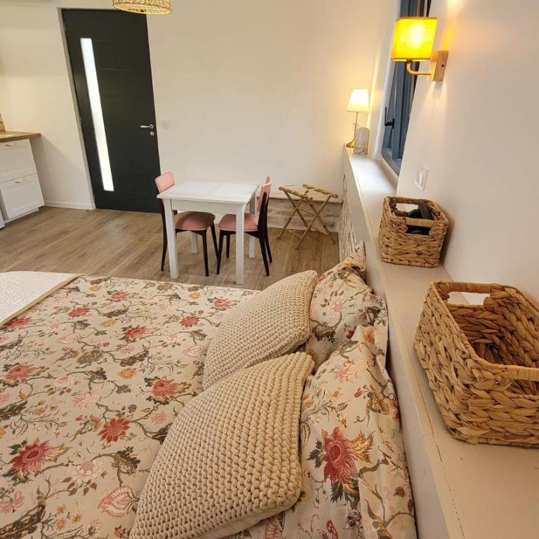Demeure Cosy & Table d'Hôtes à Cahors - Chambre d'hôte climatisée- Studio La Pause Cadurcienne - Studio avec Vue sur Jardin - 14