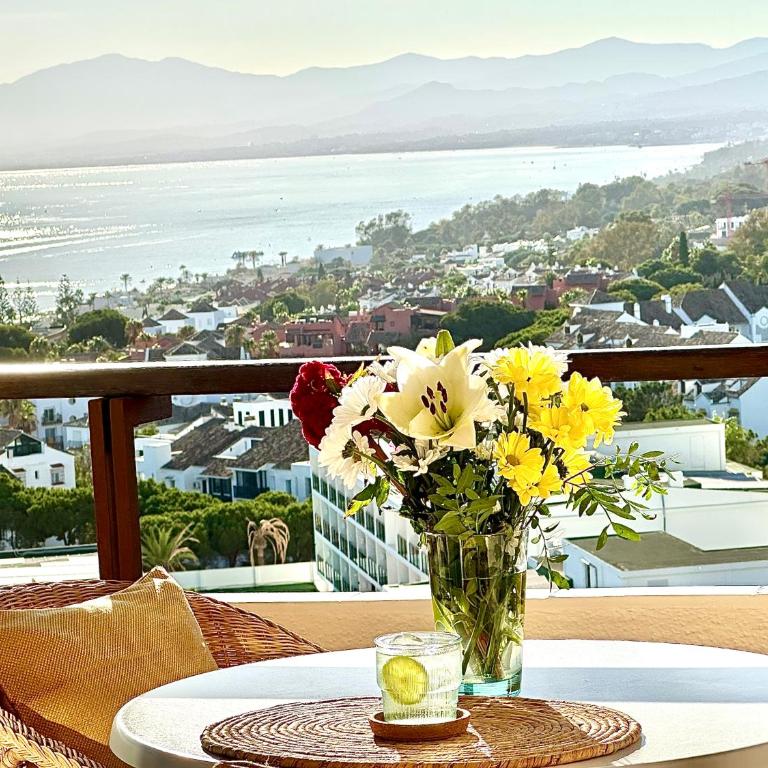 Beach Studio with Stunning Sea & Mountain Views - One-Bedroom Apartment - 1
