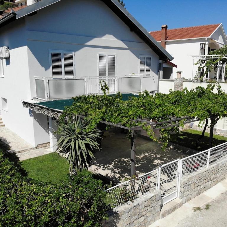 Sunny Holiday House with Sea View & Private Garden - Four-Bedroom Vacation Home - 1