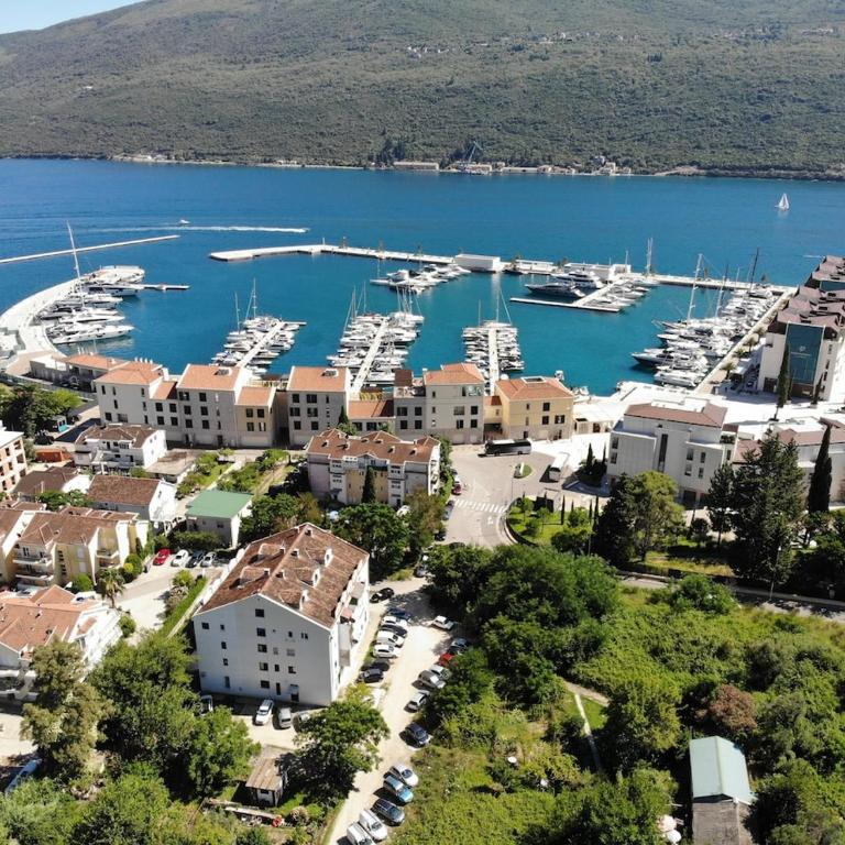 Sunny Holiday House with Sea View & Private Garden - Four-Bedroom Vacation Home - 40