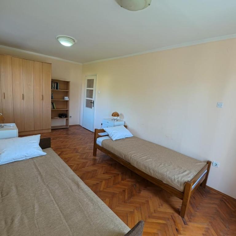 Sunny Holiday House with Sea View & Private Garden - Four-Bedroom Vacation Home - 14