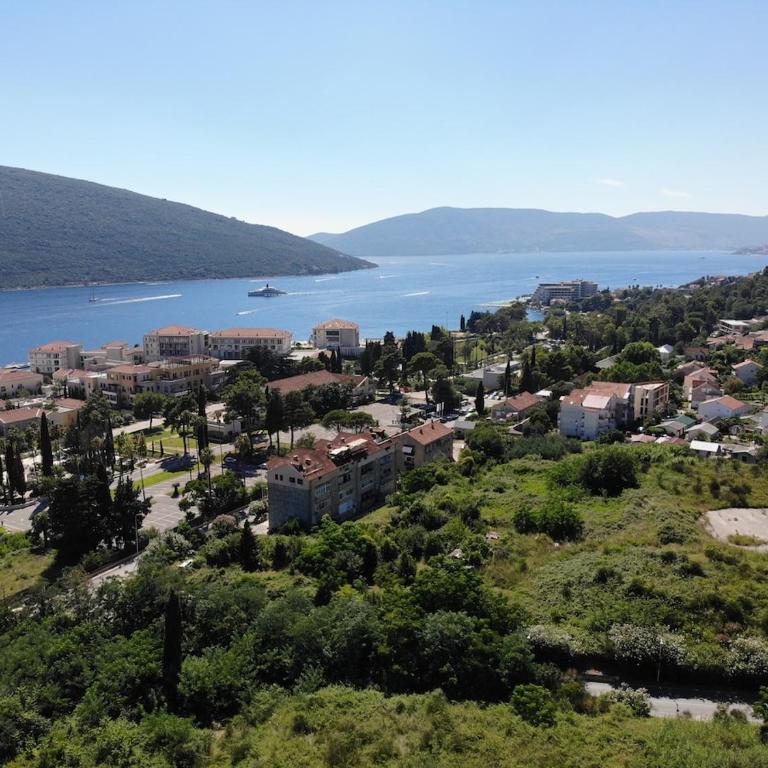 Sunny Holiday House with Sea View & Private Garden - Four-Bedroom Vacation Home - 38