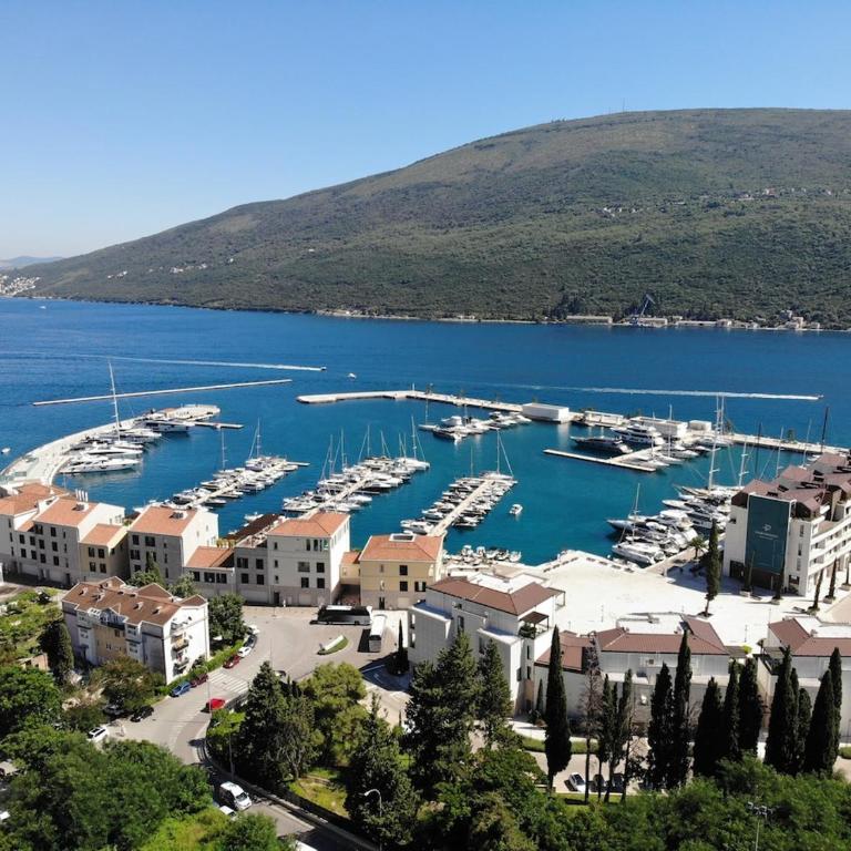 Sunny Holiday House with Sea View & Private Garden - Four-Bedroom Vacation Home - 41