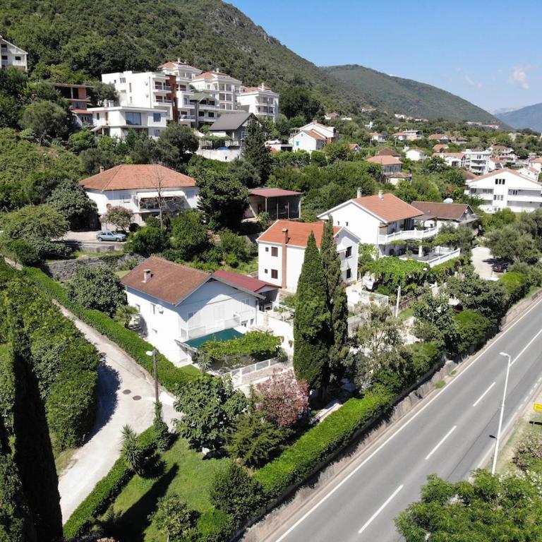 Sunny Holiday House with Sea View & Private Garden - Four-Bedroom Vacation Home - 31