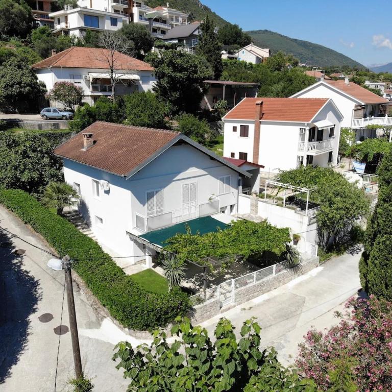 Sunny Holiday House with Sea View & Private Garden - Four-Bedroom Vacation Home - 29