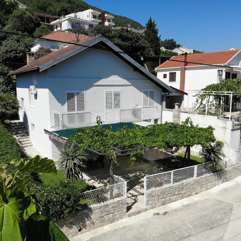 Sunny Holiday House with Sea View & Private Garden - Four-Bedroom Vacation Home - 30