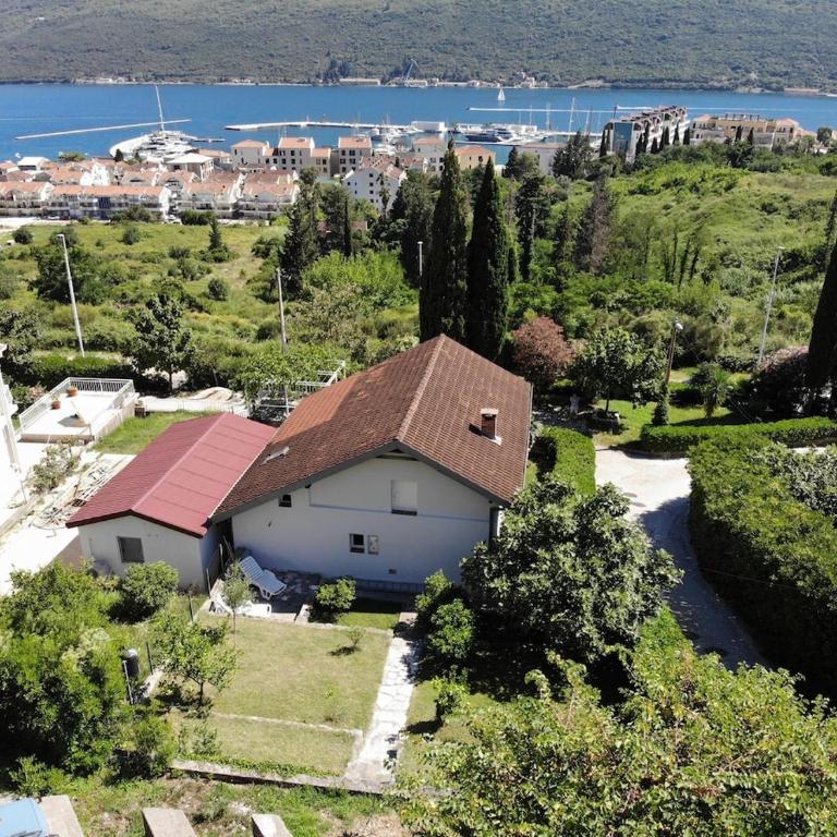 Sunny Holiday House with Sea View & Private Garden - Four-Bedroom Vacation Home - 32